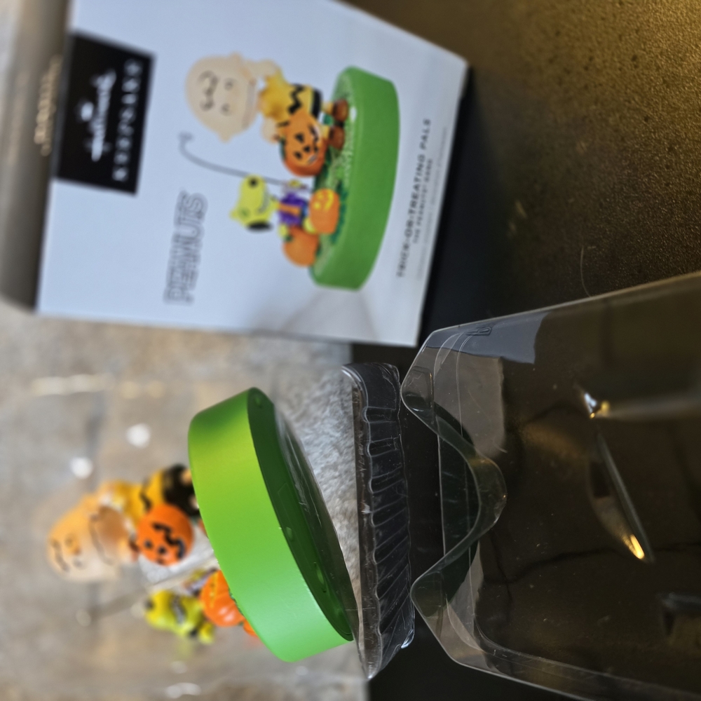 Peanuts Halloween Figurine with Green Base